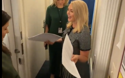 WATCH White House press secretary pray before meeting press